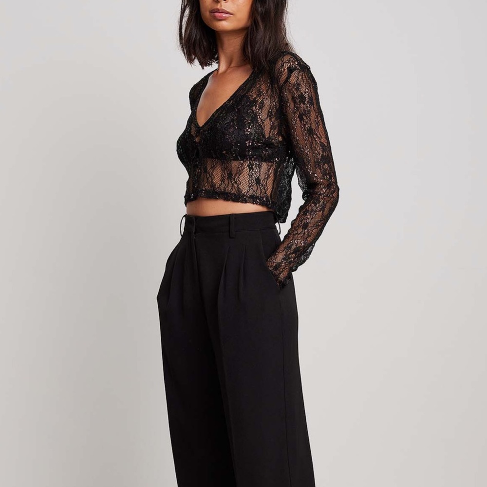 NA-KD- Long sleeve lace cropped blouse